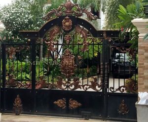 Openwork Oriental Property Gate