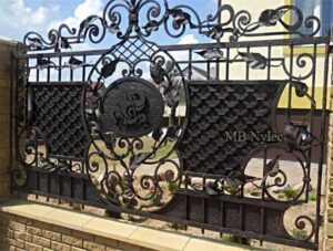 Partly Screened Fence with Trusses