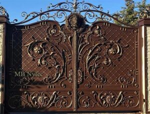 Full Gate with a Lion