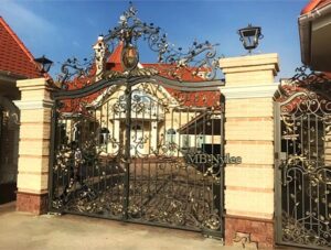 Gate with crown and coat of arms