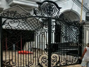 Traditional gate with crown