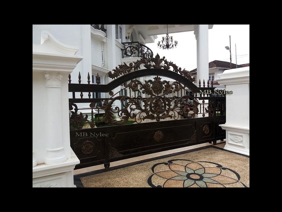 Forged sliding gate in the Oriental style