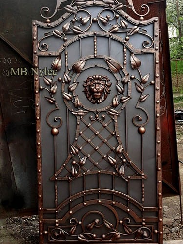 Full forged wicket with lion head over copper-toned lattice and scrolls
