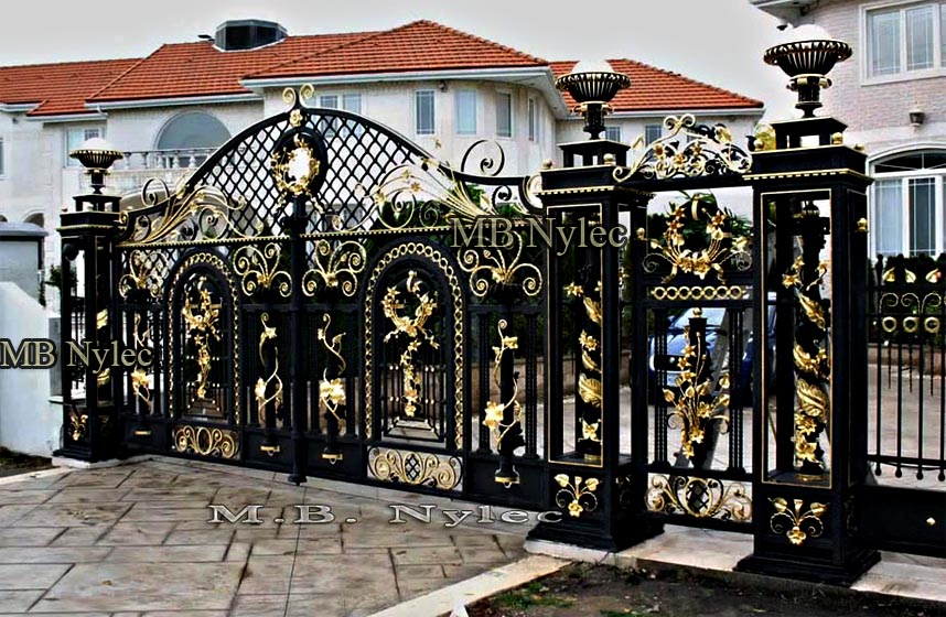 Gate set with openwork columns