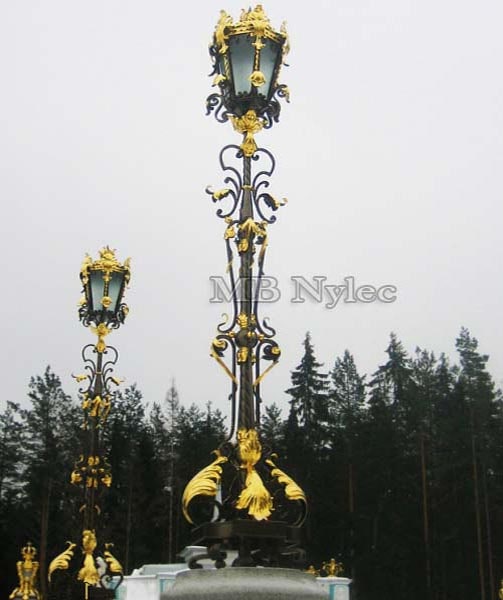Garden lamp with acanthus