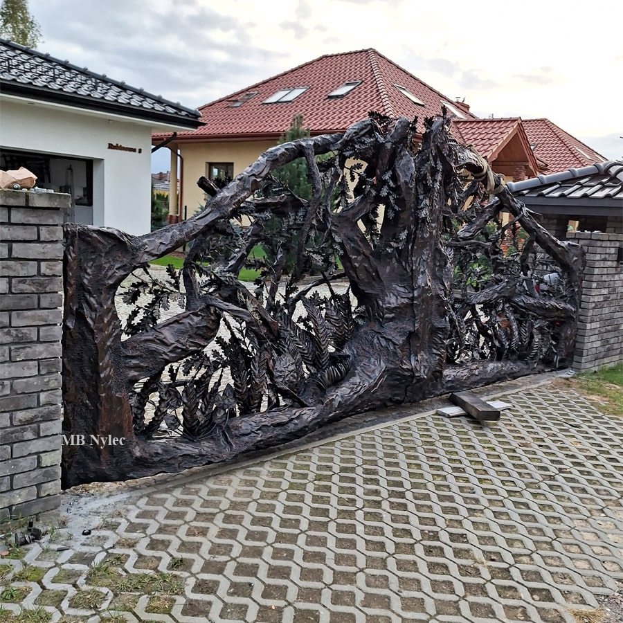 Side view of a 3D forged tree gate