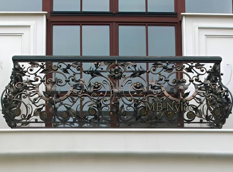 Richly decorated baroque balcony railing BWZ32 with a bellied front beneath an arched window