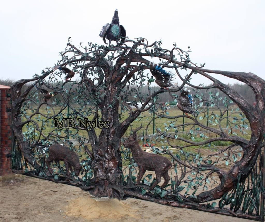 Openwork hunting gate BM25 with a capercaillie on top of a forged tree and deer below