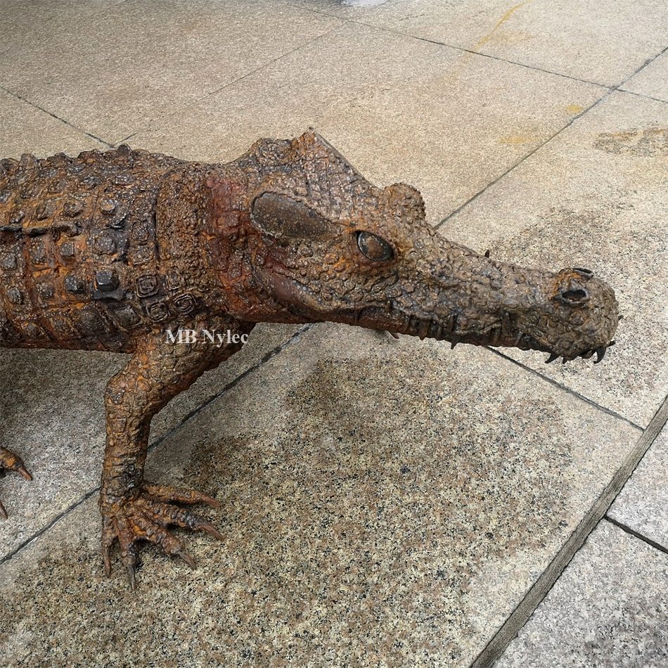 Close view of the head and scaled back of the crocodile sculpture Z122