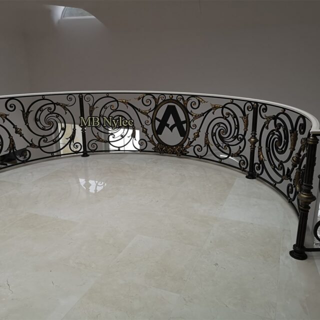 Curved railing along the full length of a gallery