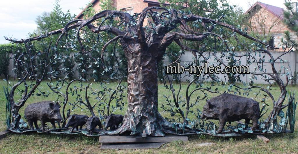 Designer fence BM23 with a forged oak and a family of wild boar in front of a house