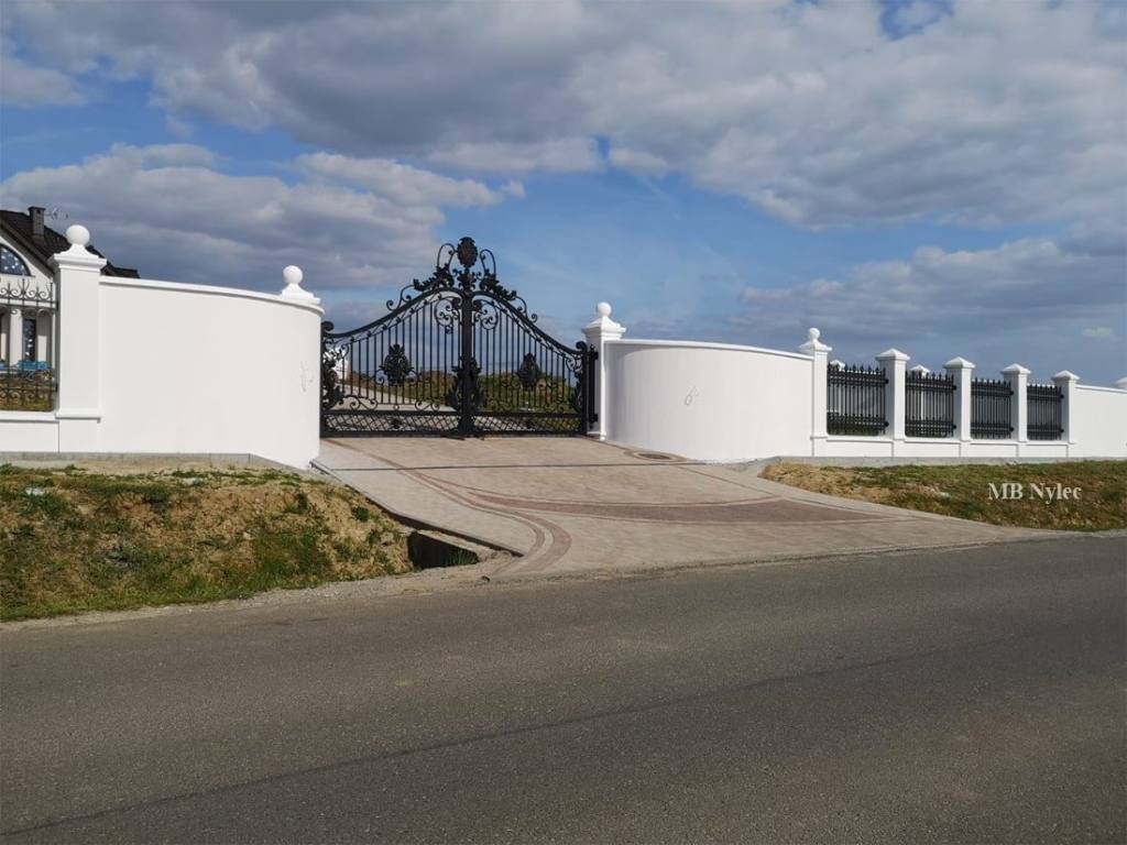Double-leaf metal gate seen from the road