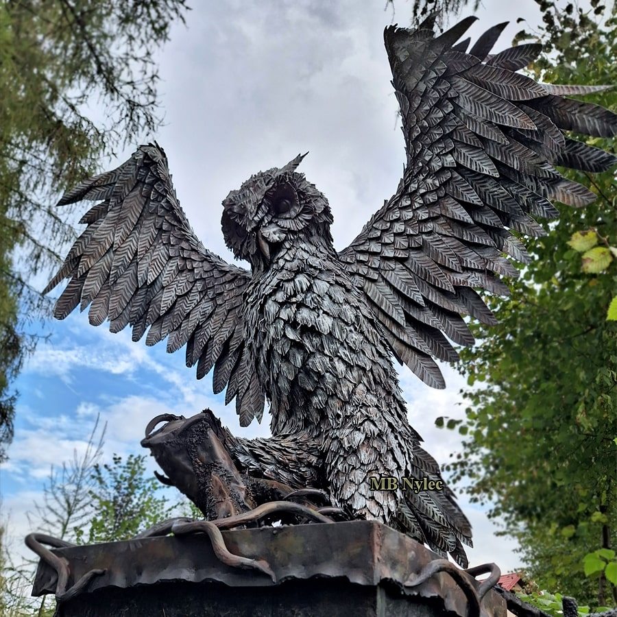 Steel eagle owl sculpture Z120 with spread wings on a stone gate pillar
