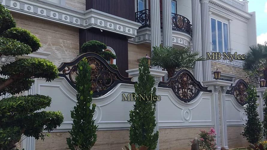 Exclusive oriental fence BP206 in front of a residence with columns and balconies