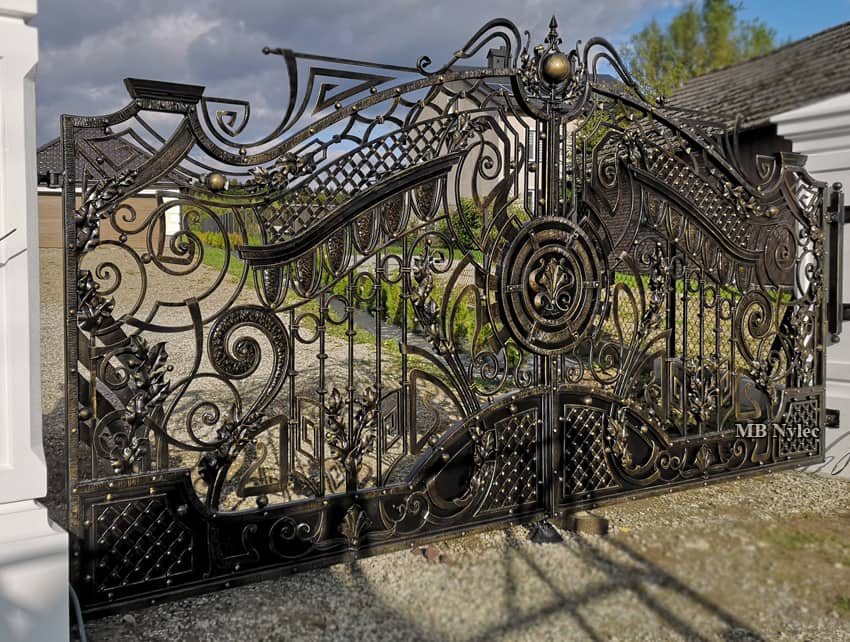 Leaf of the fantasy wrought iron gate BP182 with a wave-shaped crest and a central roundel
