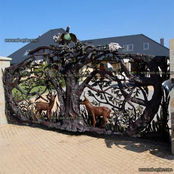 Five-metre hunting gate BM36 with deer and foxes among forged trees
