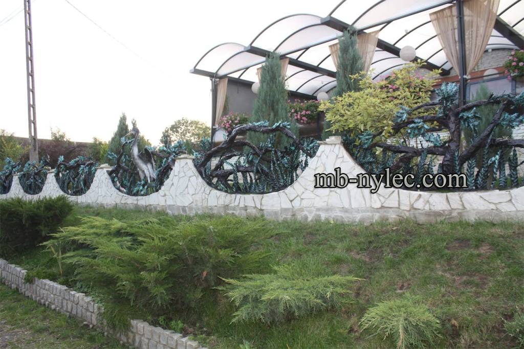 Forest fence BM33 with oaks and a heron on a wavy white wall