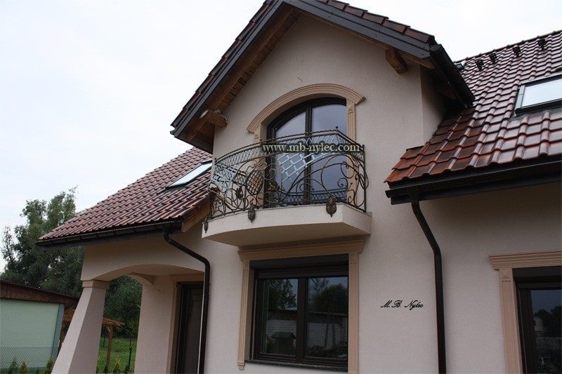 Side view of the house with the curved forged balcony railing BA10