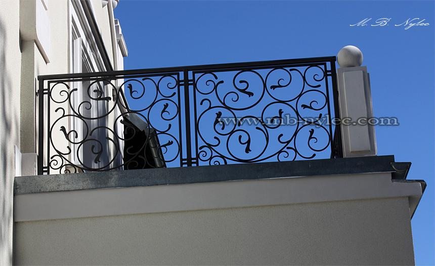 Forged railing BA28 on a roof terrace with a stone ball finial