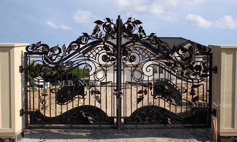 Front view of forged entrance gate BP55 with scrolls and leaves