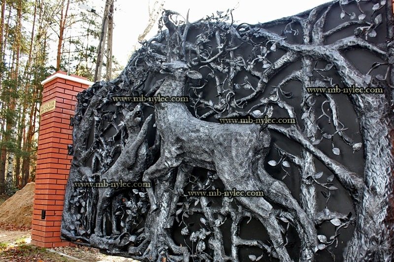 Full hunting gate BM24 with a life-size wolf attacking a deer in forged relief