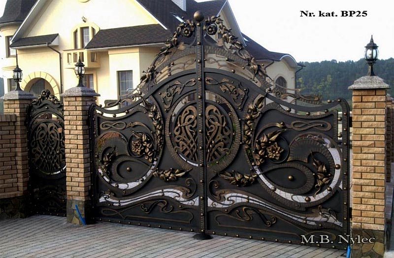 Full forged residence gate BP25 with an interlaced roundel between brick pillars