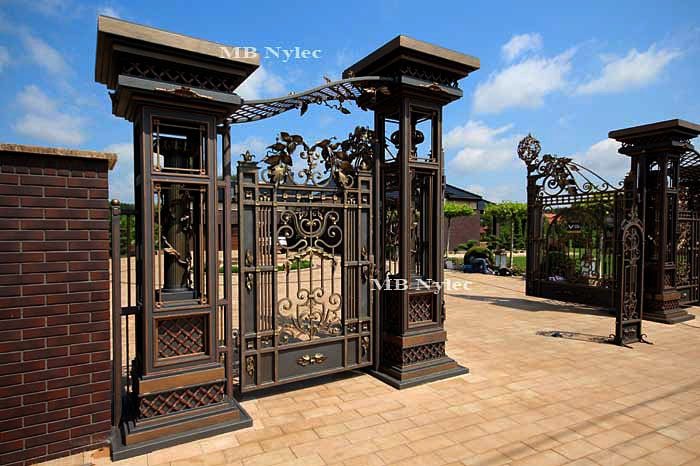 Angled view of the BP56 columns with the gate and a second wicket