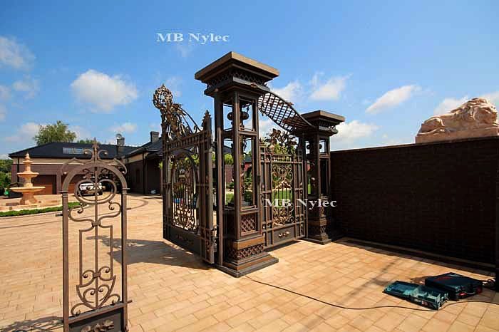 Gate set BP56 with a fountain in the background of the courtyard
