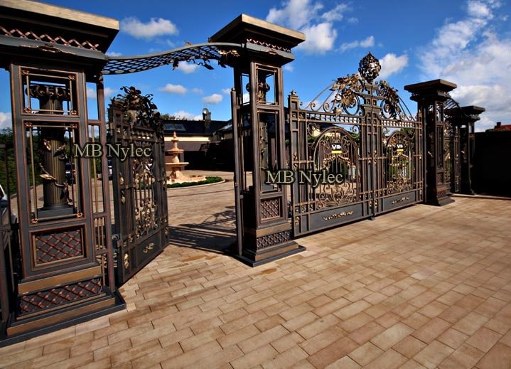 Two S1 columns joined by an arched beam with forged leaves in gate set BP56