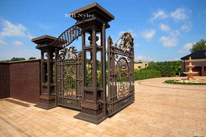 Wicket of gate set BP56 between two massive openwork columns with a lattice bridge