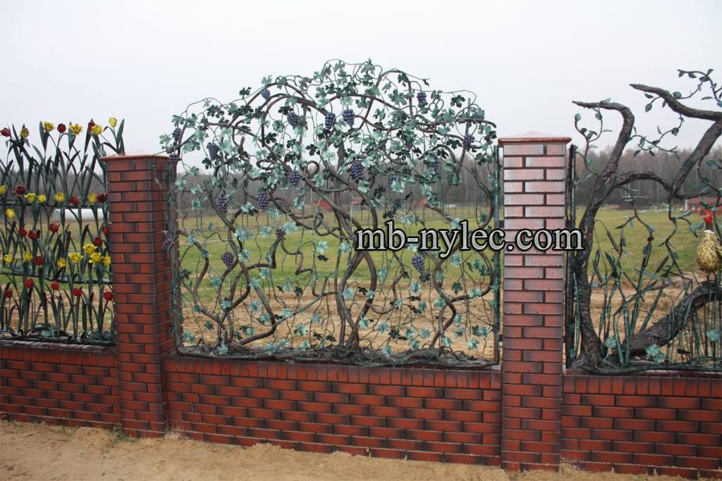 Fence BM45 with a forged grape scene seen from the garden