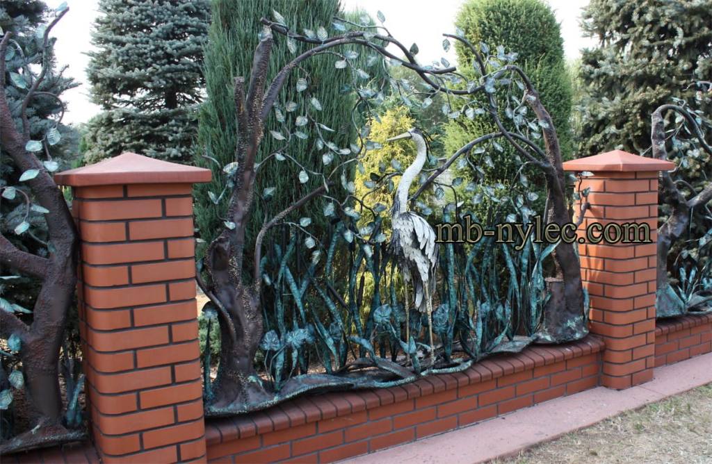 Forged hunting fence span BM18 with a white heron among reeds between brick pillars