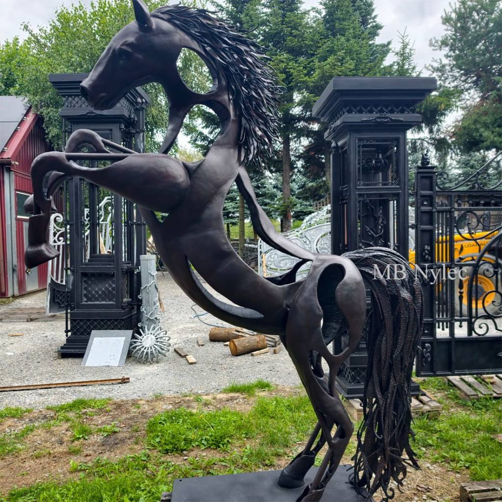 Horse sculpture made of steel strips in front of a workshop