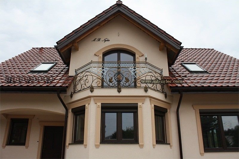 Family house with the forged balcony railing BA10 above the entrance