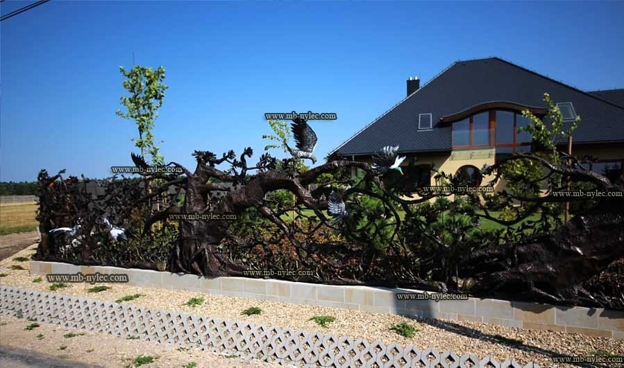 Long run of the massive forged hunting fence BM30 in front of a house