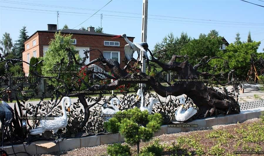 Hunting fence BM30 with forged swans and herons along a garden