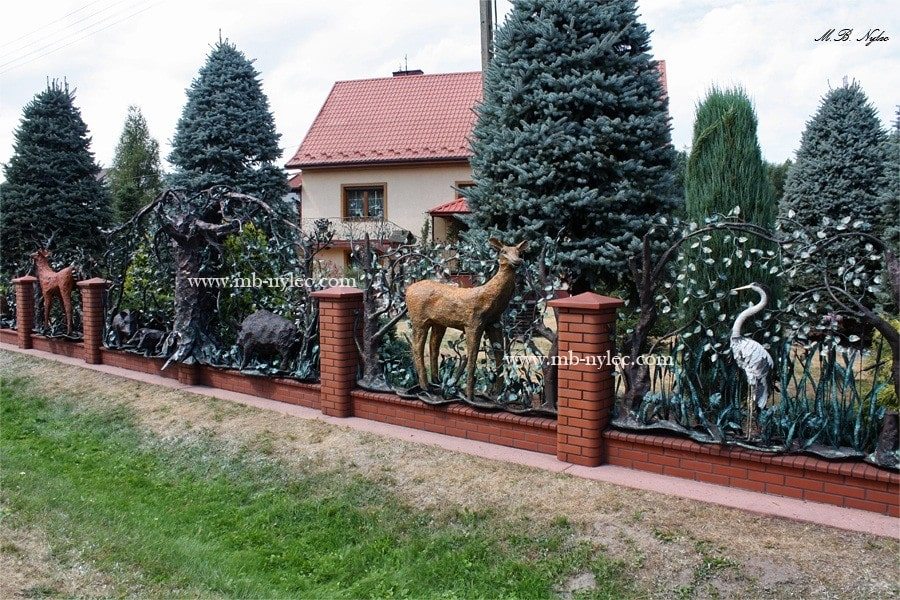Long run of the hunting fence BM16 with a stag and a heron among conifers