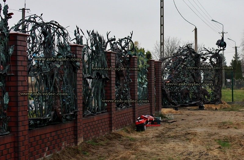 Hunting gate BM25 with forged reed fence spans and a heron