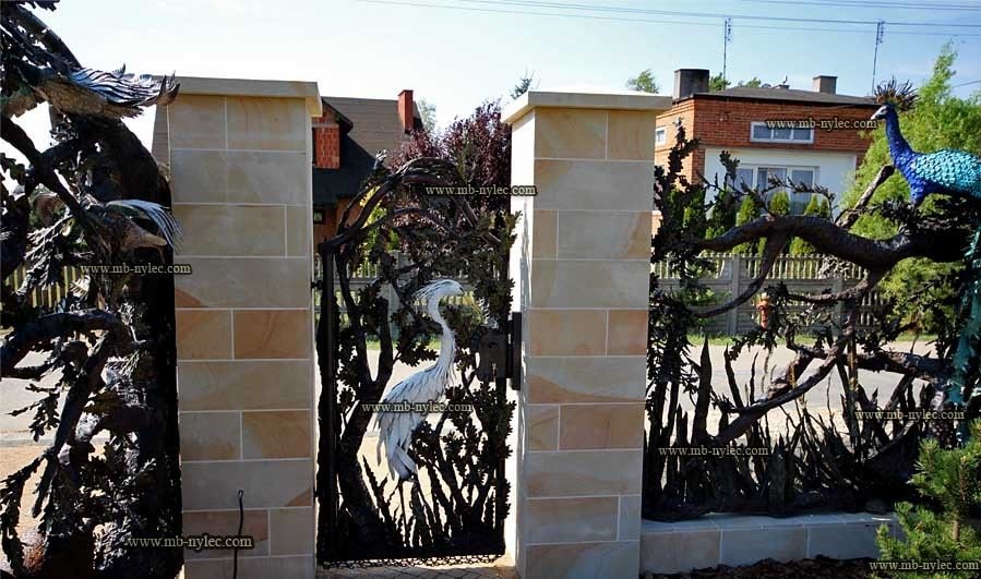 Openwork hunting gate BM36 with a heron between sandstone pillars