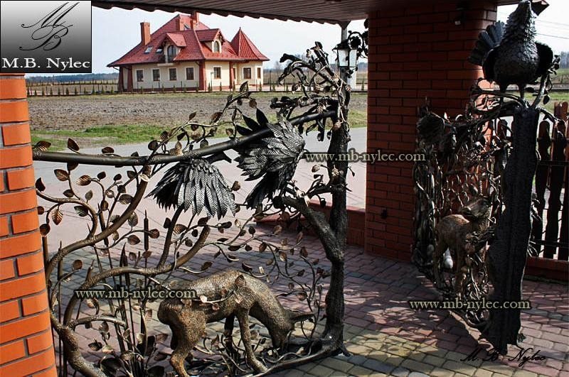 Hunting gate BM1 with a deer and a bird with spread wings in a brick gateway