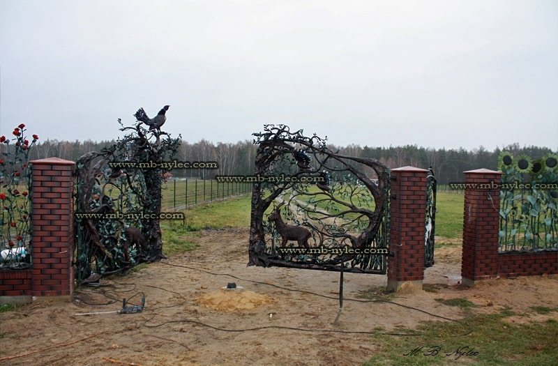 Hunting gate BM25 installed at the edge of a field
