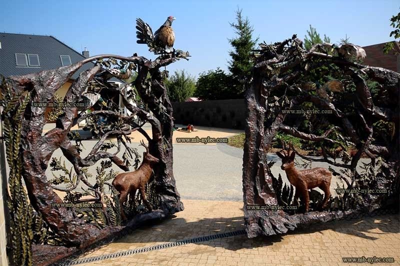 Both leaves of the hunting gate BM30 with a forged bird on top