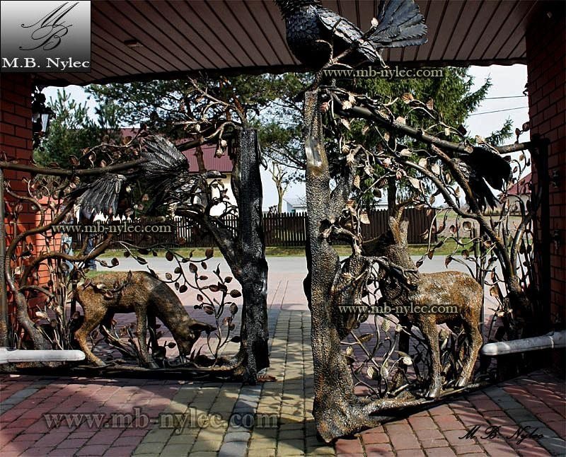 Hunting gate BM1 with its leaves seen from the courtyard