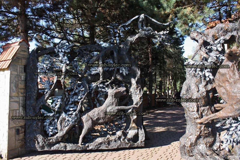Side view of hunting gate BM32 showing the forged oak trunk more than a metre deep