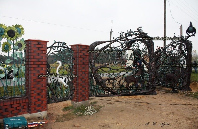 Hunting gate BM25 with its matching wicket between brick pillars