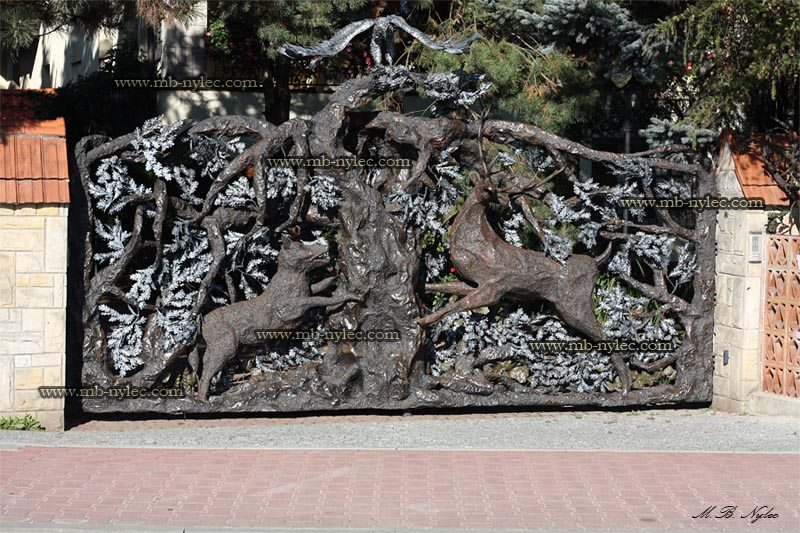 Front view of hunting gate BM32 with a wolf, a deer and an eagle under an oak