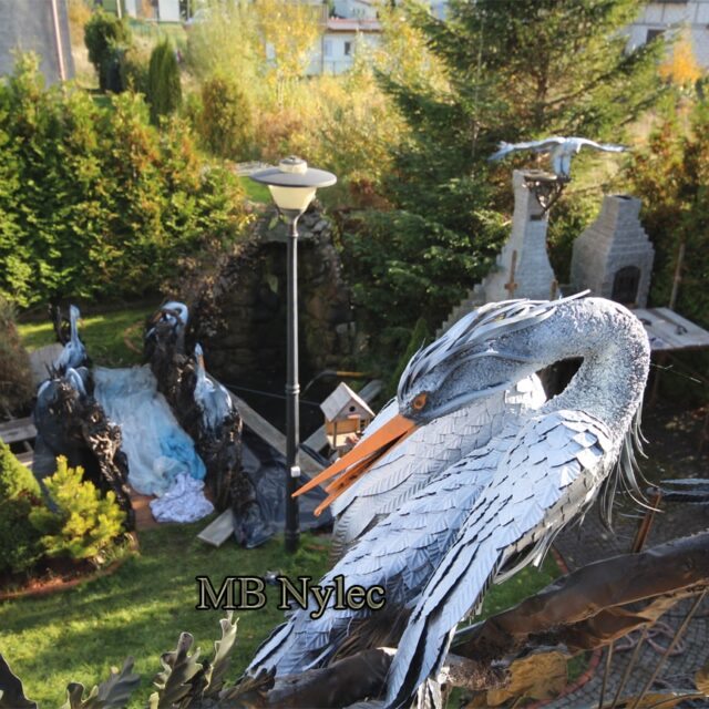 Hunting-style railing with a preening steel heron