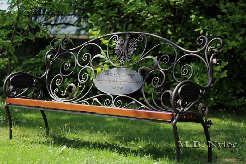 Front view of the forged Independence bench MK1C with its central oval plaque