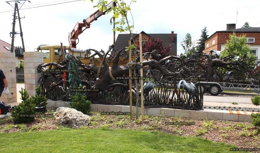 Installation of the massive forged hunting fence BM30 with a crane