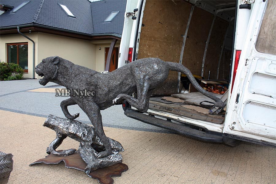 Steel jaguar sculpture Z25 being unloaded from a delivery van